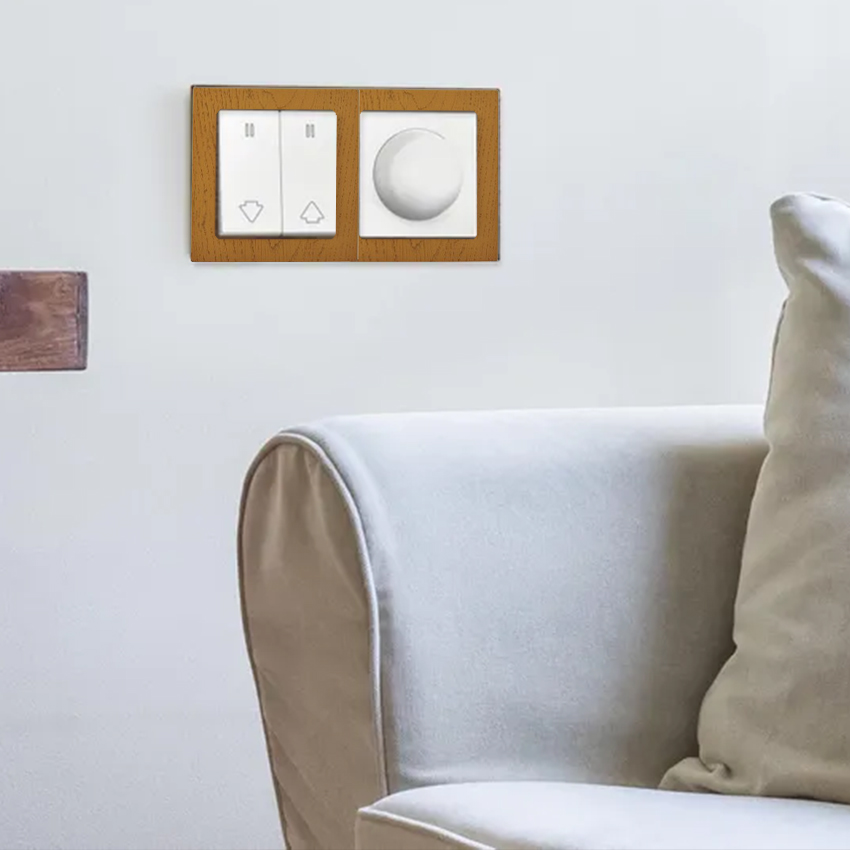 doble marco en madera de roble, colección 8000, ideal para exhibir tus fotos o recuerdos más preciados con un toque de elegancia y estilo clásico, aportando calidez a tu hogar.