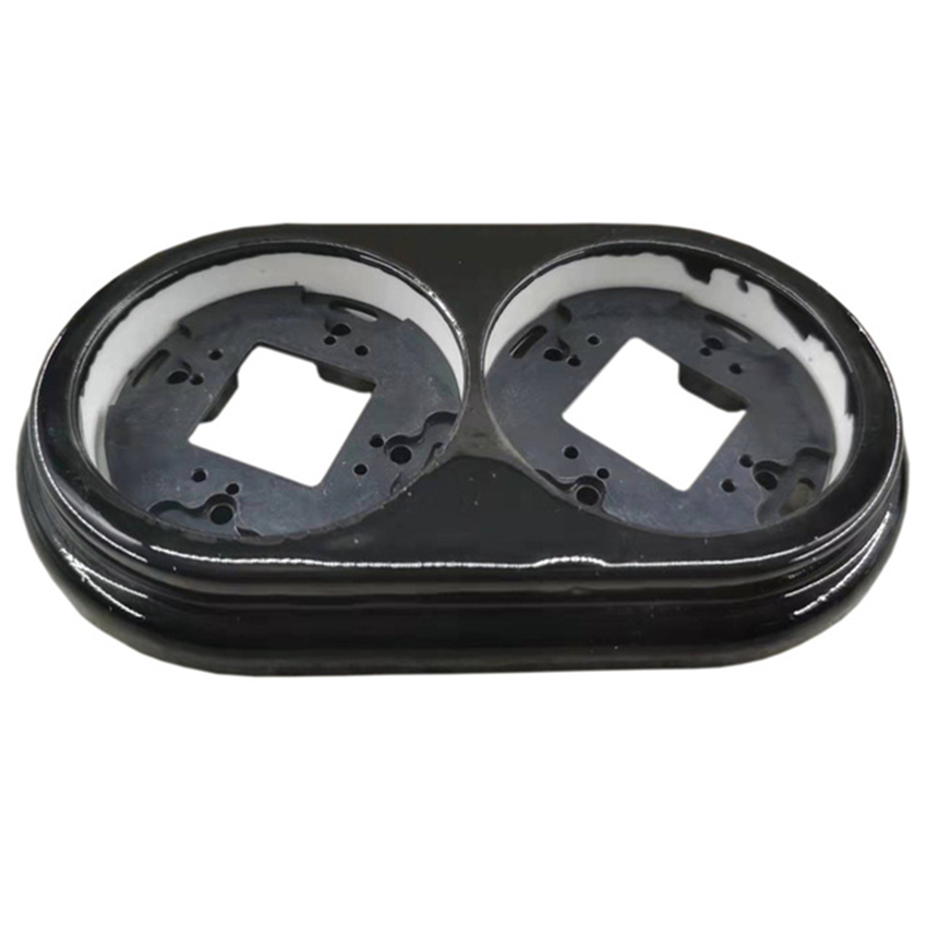 marco doble en porcelana negra con acabado liso, que destaca en cualquier entorno. Su diseño elegante y de doble cara lo hace perfecto para mostrar tus fotografías favoritas con estilo.