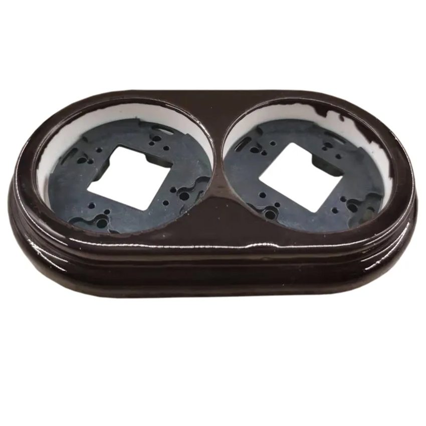 marco doble en color marrón, ideal para cualquier superficie. Perfecto para realzar tus fotos o arte, combina funcionalidad y elegancia, convirtiéndolo en la elección ideal para tu hogar.