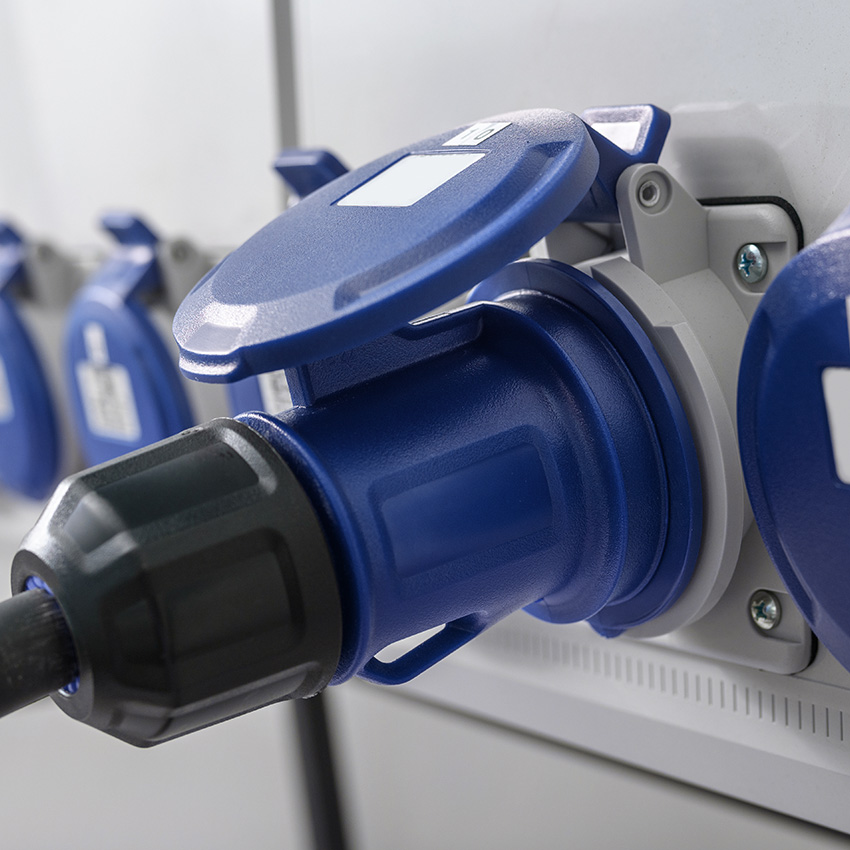 clavija 2p+T 32A color azul,  para conexiones eléctricas, máquinas industriales, clavija azul ip44, 250V 0,13kg