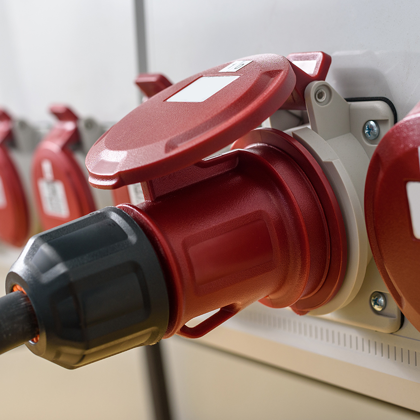 clavija CETAC 3P + T, 32A 400V~, IP44 902144A. Ideal para conexiones eléctricas seguras y eficientes en entornos industriales y exteriores. Resistente al agua y polvo.