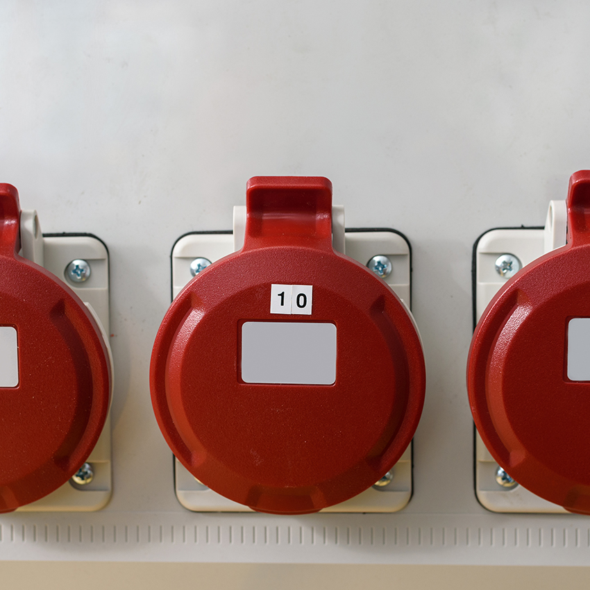 clavija CETAC de superficie, modelo 3 P + N + T, 32A, 935154. Diseñada para conexiones seguras y eficientes en instalaciones eléctricas. Ideal para uso industrial y comercial.